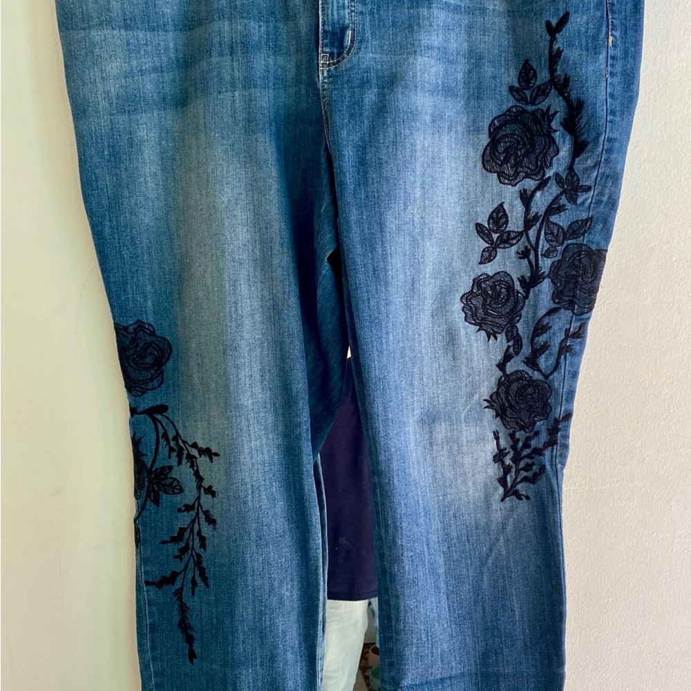 Vera Wang Simply Vera Size 22W Skinny Mid Rise Jeans  Black Floral Stitching.